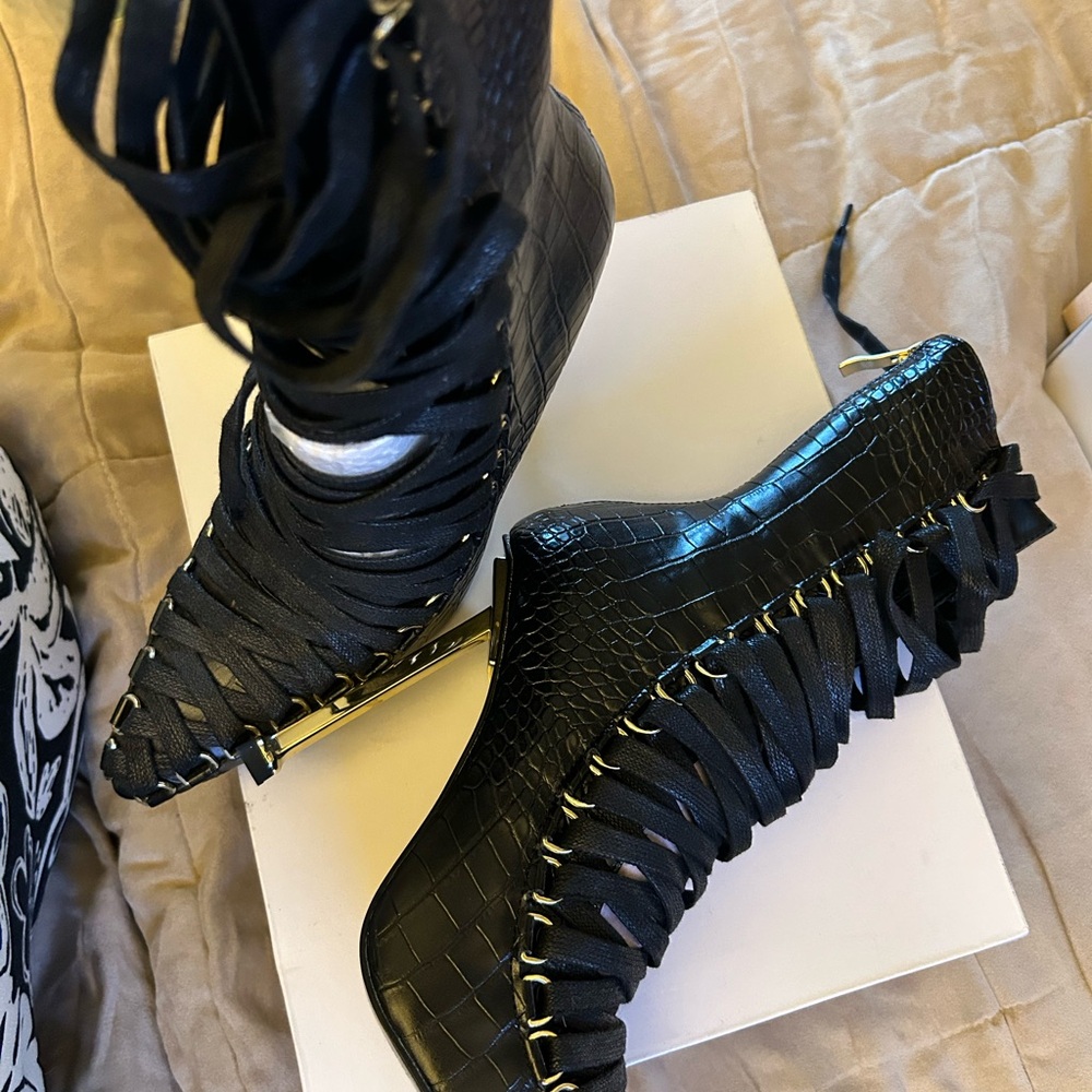 Source Unknown Black Croc-Patterned Heeled Boots - image 1